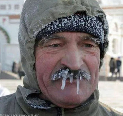 Mann mit Eiszapfen am Oberlippen Bart - Menschen im Winter
