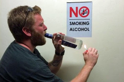 Mann raucht Alkohol - Warnschild