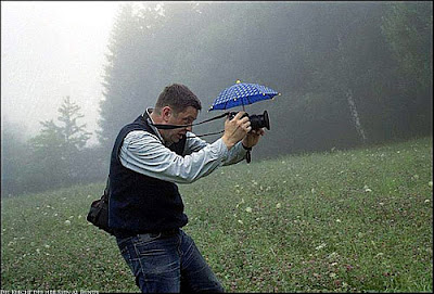 Natur Fotograf arbeitet im Regen 