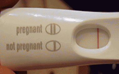 Negativer Schwangerschaftstest Frau jubeln - Nicht schwanger