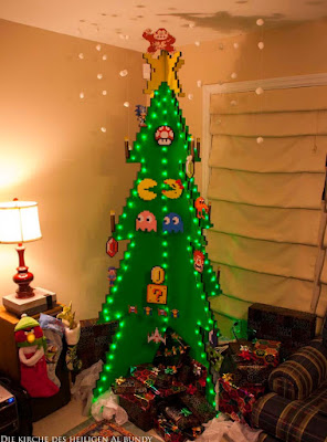 ausgefallener Weihnachtsbaum im Wohnzimmer