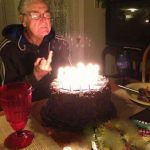 Lustiger alter Mann feiert Geburtstag mit Kuchen Wissenswertes zum lachen Alt werden, Geburtstag, Geschenke, Lustige Predigt, Lustiges über das Leben, Party