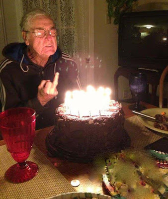 Lustiger alter Mann feiert Geburtstag mit Kuchen Geschenke Geschenke