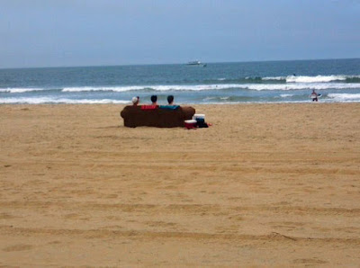 Lustiges Bild Fruehling drei Freunde auf Sofa am Strand Lustiges über Umwelt, Wetter & Jahreszeitenhumor Frühling, Lustige Geschichte, Natur
