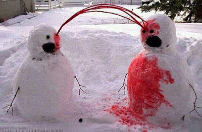 zwei Schneemänner bluten 