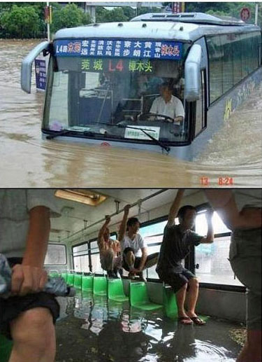 Bus fahren in Asien bei Hochwasser