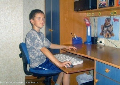 dummes Kind sitzt am Computer ohne Bildschirm