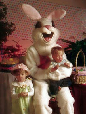 Familienfoto an Ostern Kind schreit
