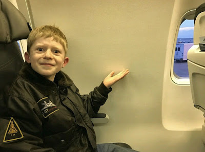Lustiges Kind - Kein Fensterplatz im Flugzeug