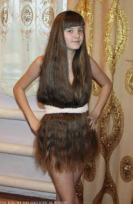 Mädchen mit extrem langen braunen Haaren