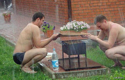 Männer Bild - Grillen bei Regen