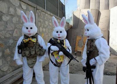 Soldaten Bild zu Ostern bewaffnete Osterhasen im Krisengebiet