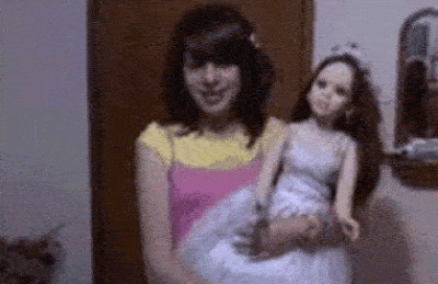 Mädchen mit Puppe - Horror Bilder animiert