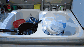 Männer beim Geschirr Abwaschen - Schwamm an Akkuschrauber