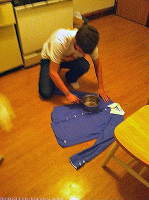 Mann Hemd Bügeln mit heißen Kochtopf - Wenn die Zeit knapp ist