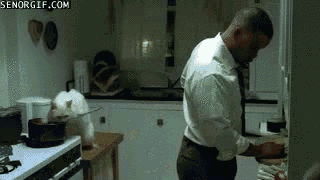 Mann im Haushalt, Küche erschreckt Frau lustige animierte gifs