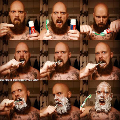 Mann mit Bart und Glatze beim Zähne putzen 