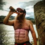 Mann mit Vollbart trinkt Bier lustig Wissenswertes zum lachen Bier, Enthüllung, Entspannung, Lustige Predigt, Spaß-Religion