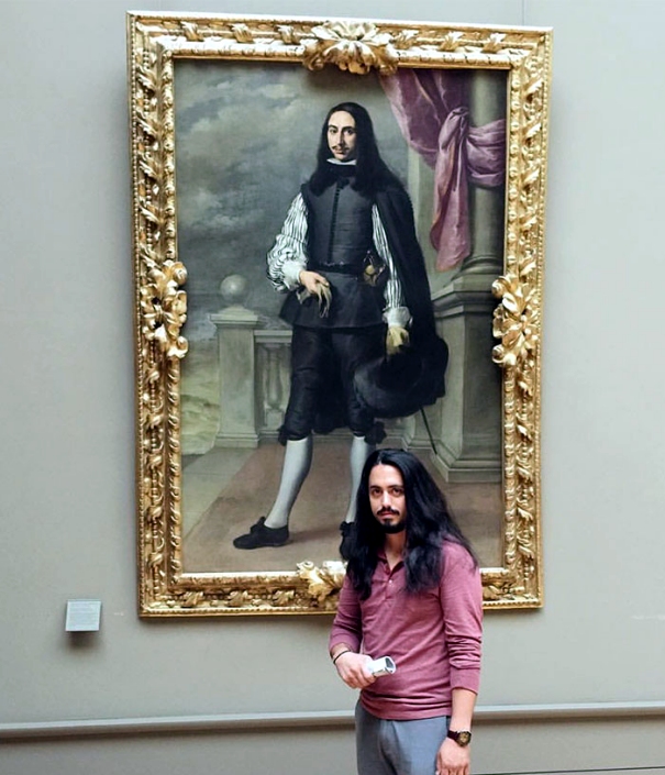 Mann mit langen schwarzen Haaren findet Doppelgänger auf Leinwand im Museum