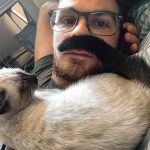 Mann mit lustigem Katzenbart Wissenswertes zum lachen Genervt, Haustier, Katzen, Lustige Geschichte, Lustiges über Tiere