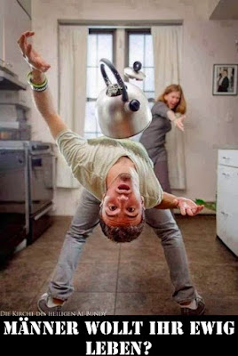 Mann und Frau streiten sich Küchenutensilien fliegen