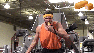 Mann Essen beim Muskelaufbau