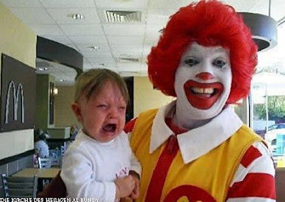 McDonalds Baby weint auf Arm