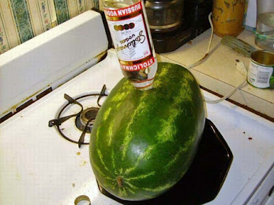 Melone mit Wodka füllen - extrem lustig Ideen zum saufen Melone mit Wodka füllen - zum saufen