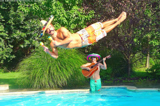 Mexikanischer Bart und Sombrero - Zwei Männer im Pool