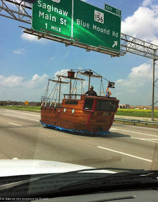 Mit dem Piratenschiff auf der Autobahn fahren