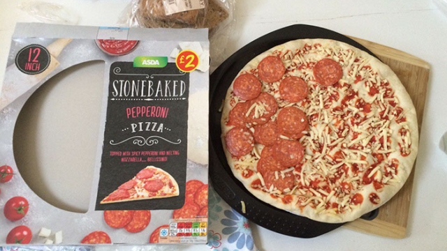 Mogelpackung Tiefkuehlpizza Salami liegt nur auf einer Seite Spassbilder Lebensmittel Lebensmittel
