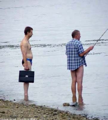 Nach der Arbeit lustig zum Angeln gehen Aktentasche und Badehose Nach der Arbeit zum Angeln gehen - Aktentasche und Badehose