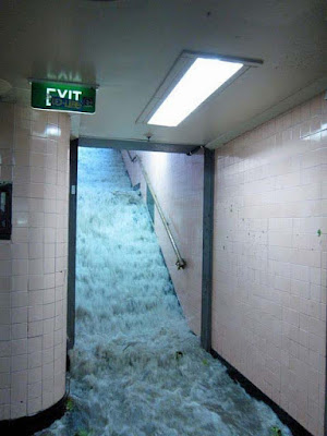 Notausgang auf Arbeit überschwemmt lustig - Hochwasser im Gebäude Notausgang auf Arbeit überschwemmt - Hochwasser im Gebäude