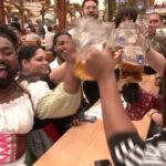 Oktoberfest humorvolle Bilder 1 Hopfen und Humor: Die Welt des Biers Bier, Lustige Predigt, Öffentlichkeit, Party