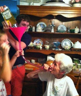 alte Menschen beim saufen - Oma hat Geburtstag lustig