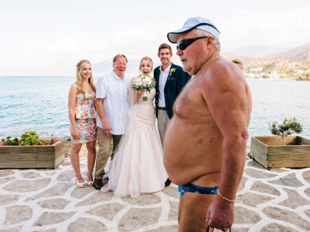 Photobomb Hochzeitsfoto - Alter Mann mit Bierbauch geht durchs Bild