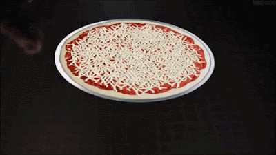 Pizza mit Zutaten belegen - komische Computer Technik