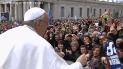 Satirisches über den Papst in Menschenmenge 