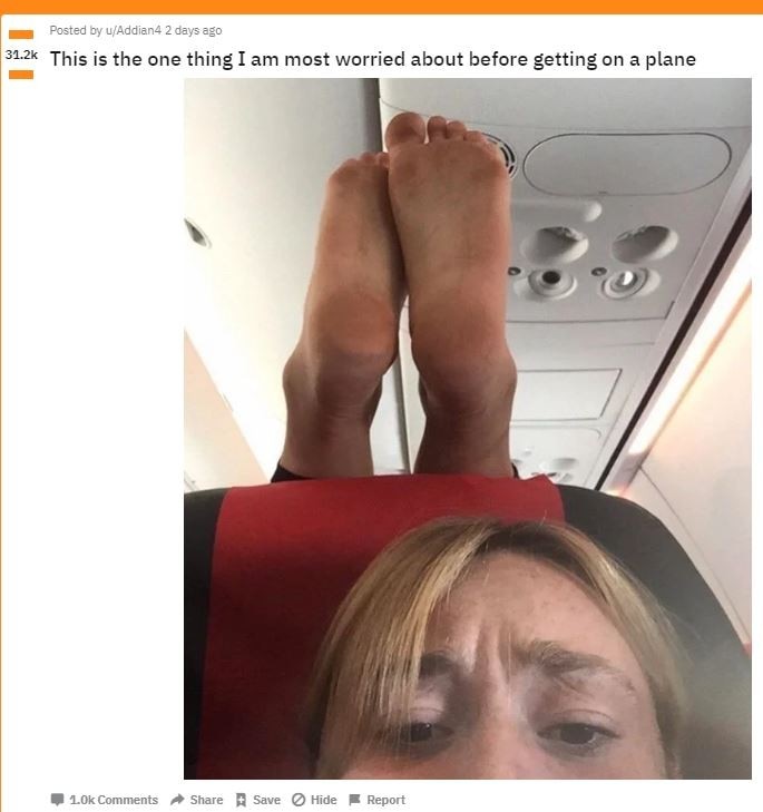 Selfie im Urlaubsflieger schmutzige Füße vom Hintermann