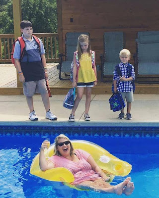 Spassbilder Ferien zuende - Glücklich Eltern im Pool
