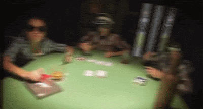 Spieleabend lustige Kinder beim Kartenspiel Streit Streit
