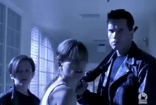 Terminator Parodie dicker Mann zwaengt sich durch Absperrung Fernsehen Fernsehen