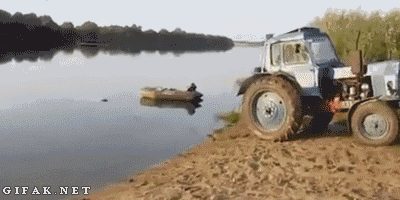 Traktor fischt Auto aus See 
