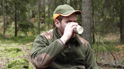 Wald Arbeiter trinken Kaffee