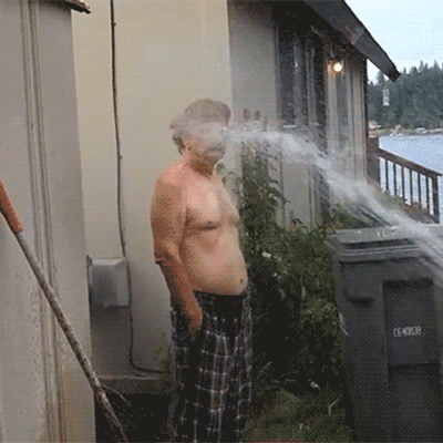 Wasser ins Gesicht - lustige Menschen - Dusche