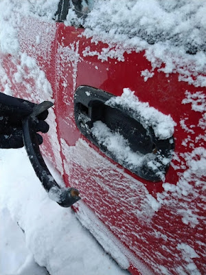 Winter lustige Bilder - Türgriff vom Auto bricht ab