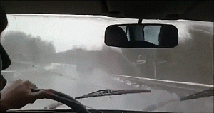 Witzig Autofahren bei Regen kaputter Scheibenwischer