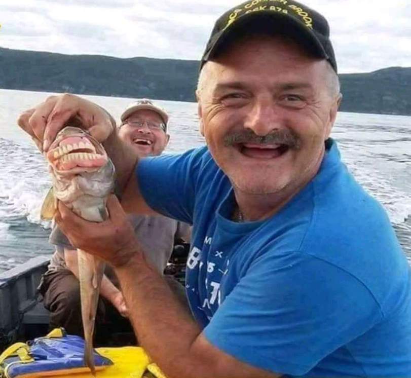 Angler freut sich über Fisch - Fisch mit Zähnen