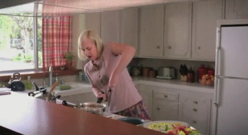 Hausfrau beim Kochen - Pfanne durch Fenster werfen - Abwasch machen