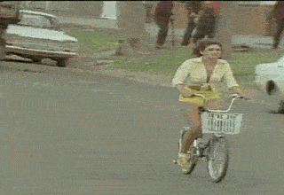 Witziger Unfall - Mann auf Fahrrad schaut Frau in kurzem Rock hinterher